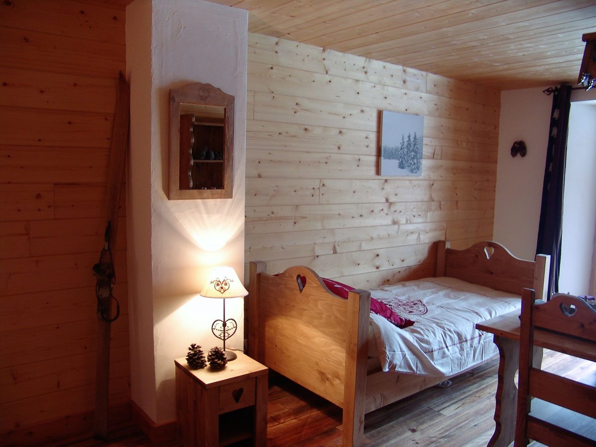 Lits en bois de la chambre des 4 cornes