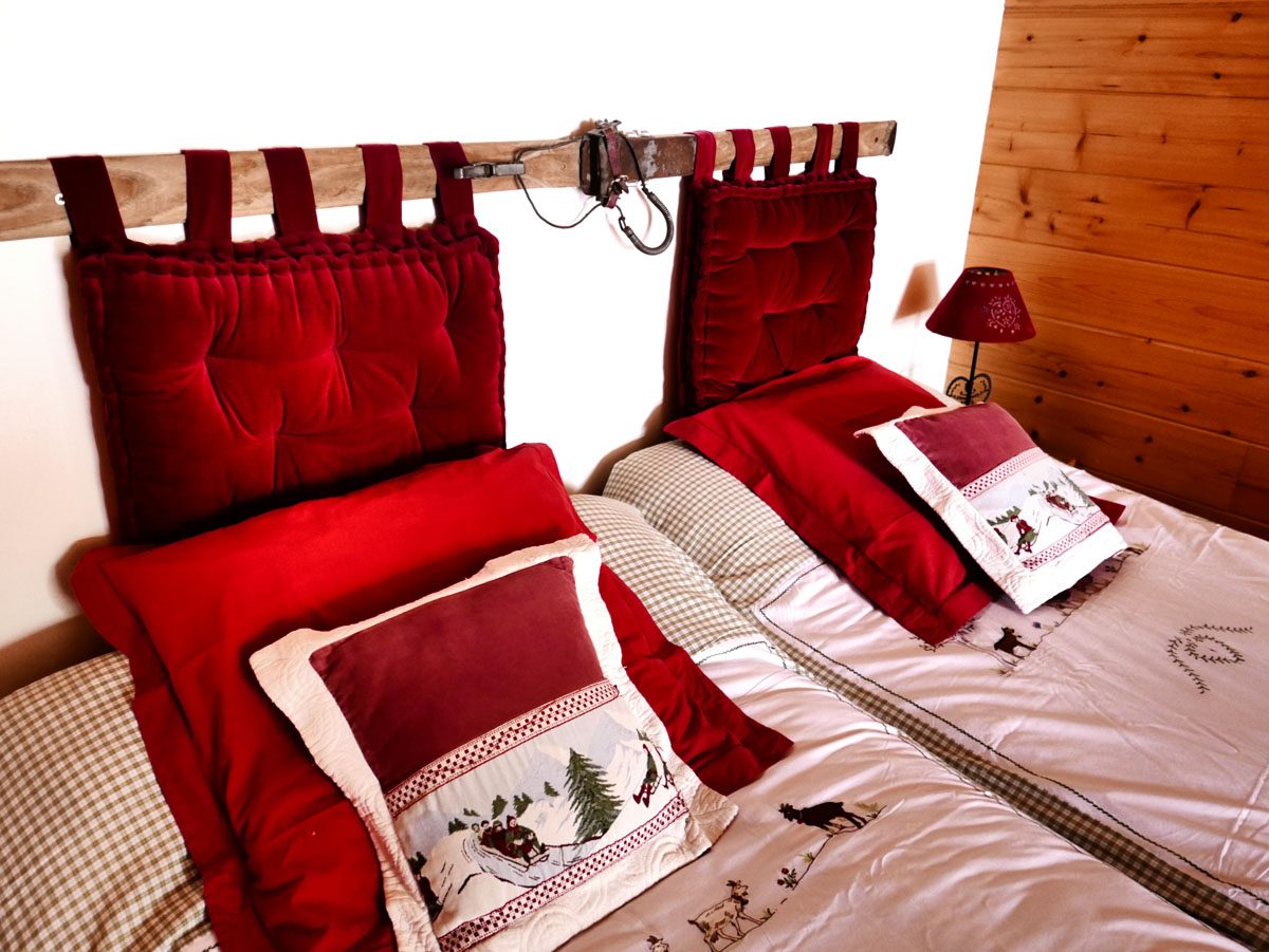 Chambre des 4 cornes, lits aux coussins rouges