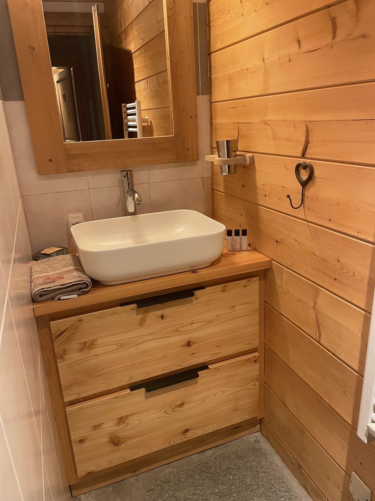 Salle de bain en bois de la chambre des 4 cornes