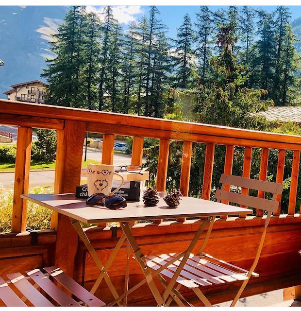 Balcon en bois face aux mélèzes