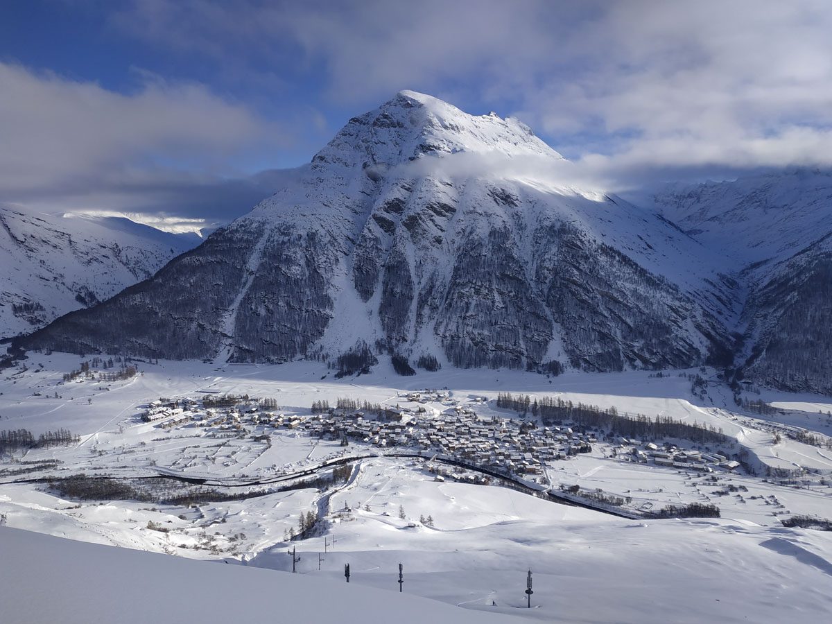 Le village de Bessans sous la neige au pied des sommets