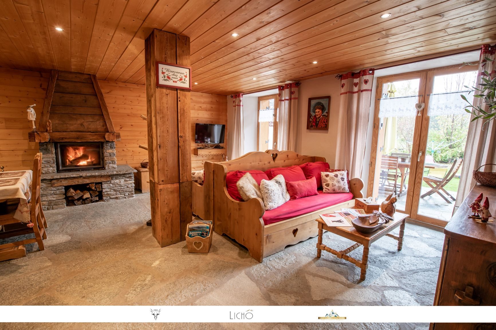 Salon du chalet avec cheminée