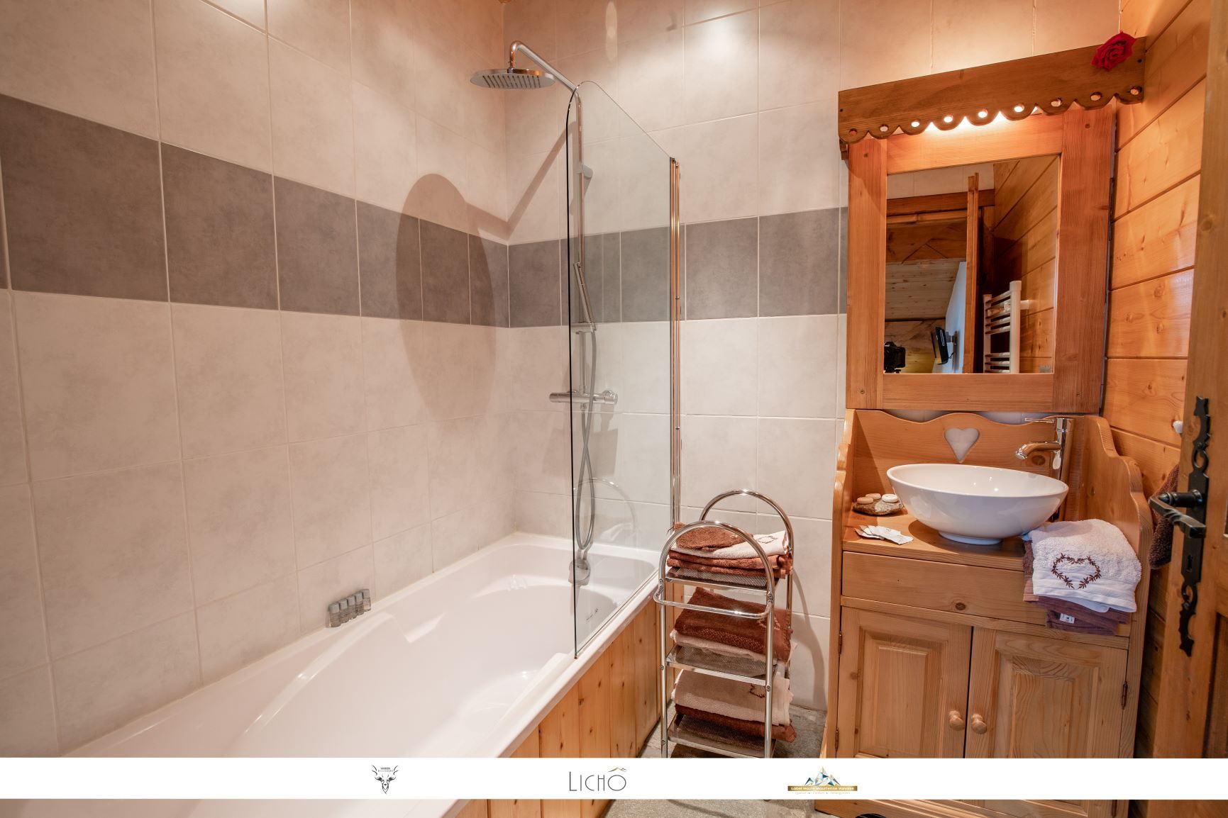 Salle de bain avec baignoire de la chambre Charbonnel