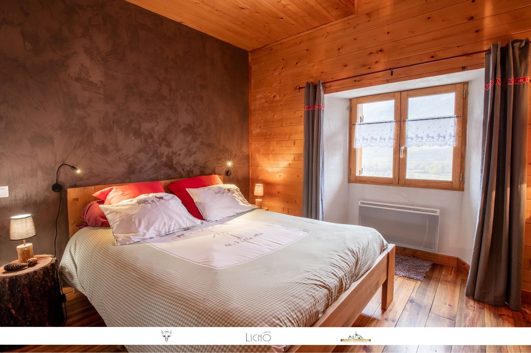 Chambre Charbonnel avec grand lit