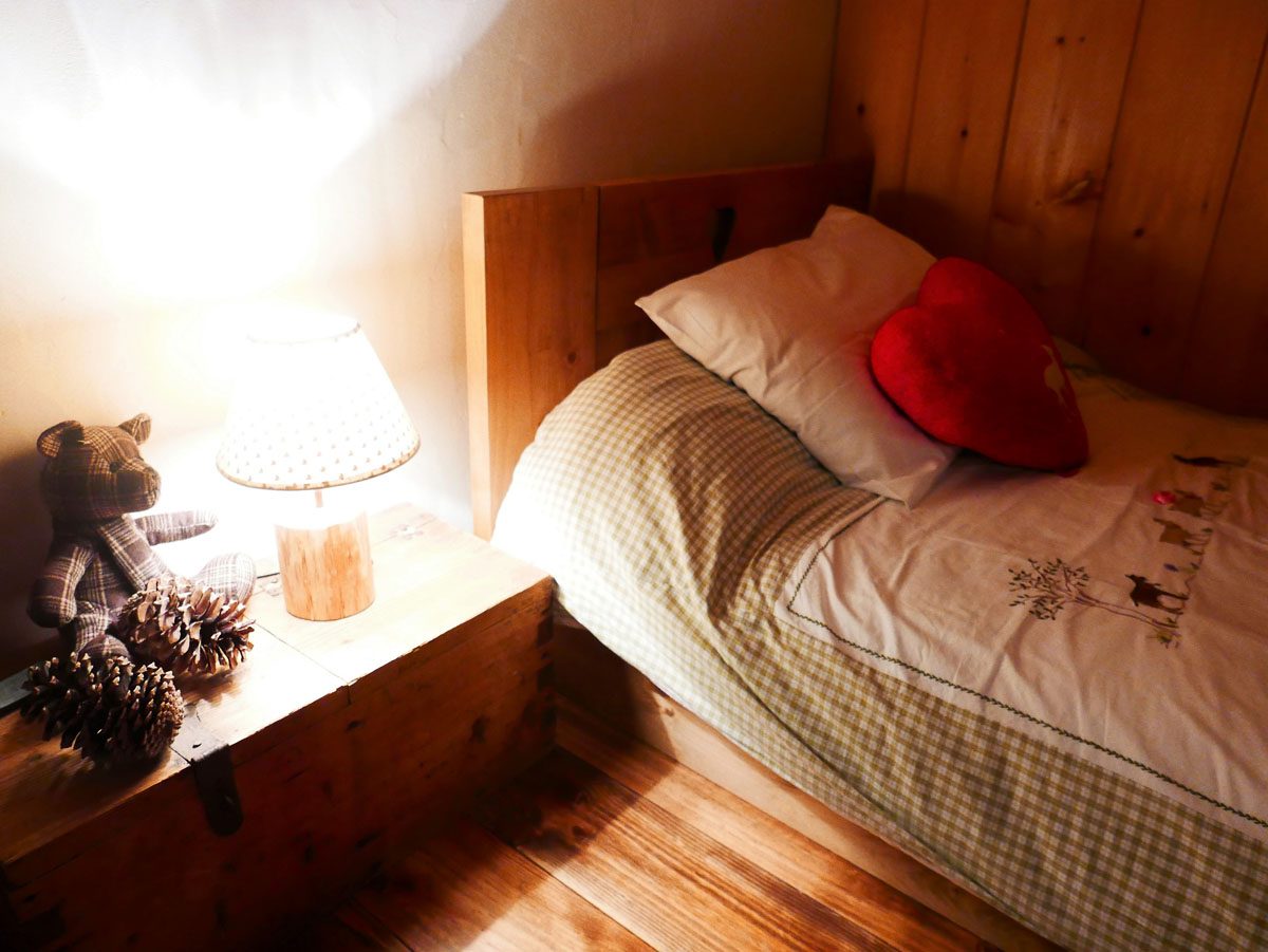 Lit et ourson en tissu dans la chambre Charbonnel
