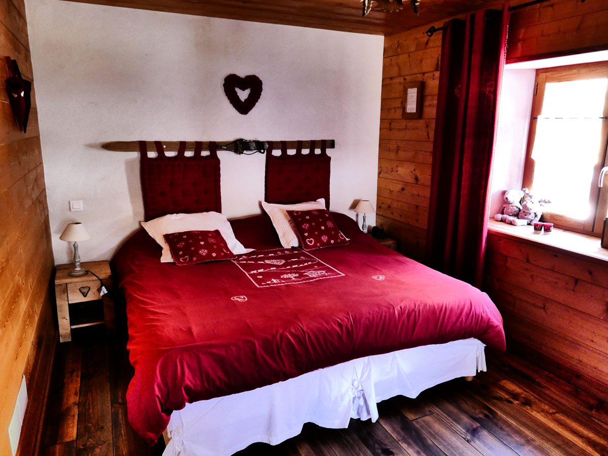 Chambre des sculpteurs Clappier, lit rouge