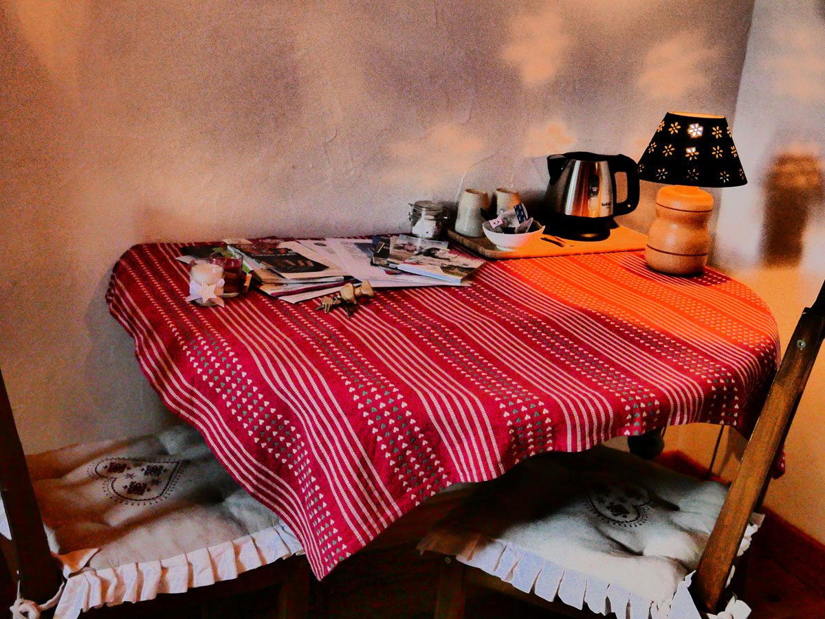 Coin thé avec nappe rouge
