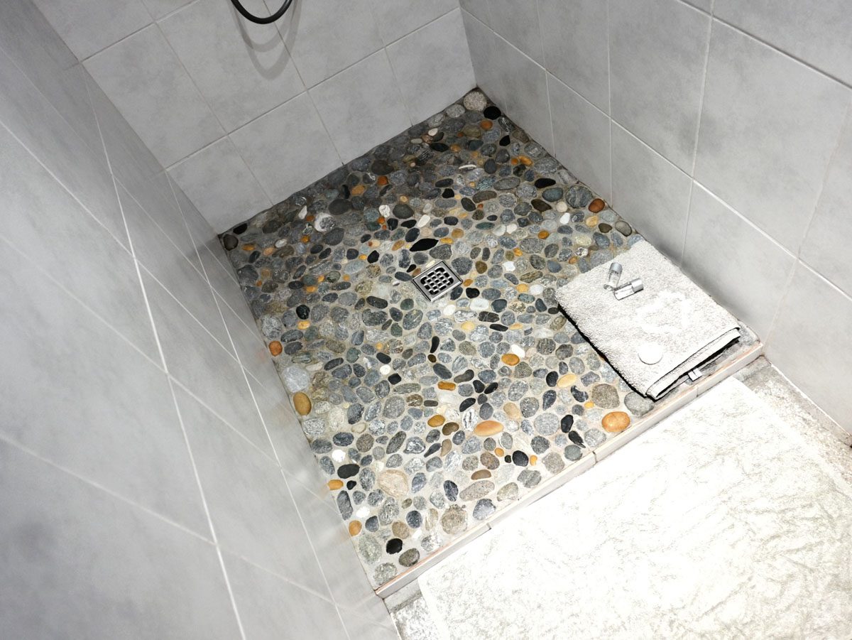 Douche à l'italienne au sol de galets