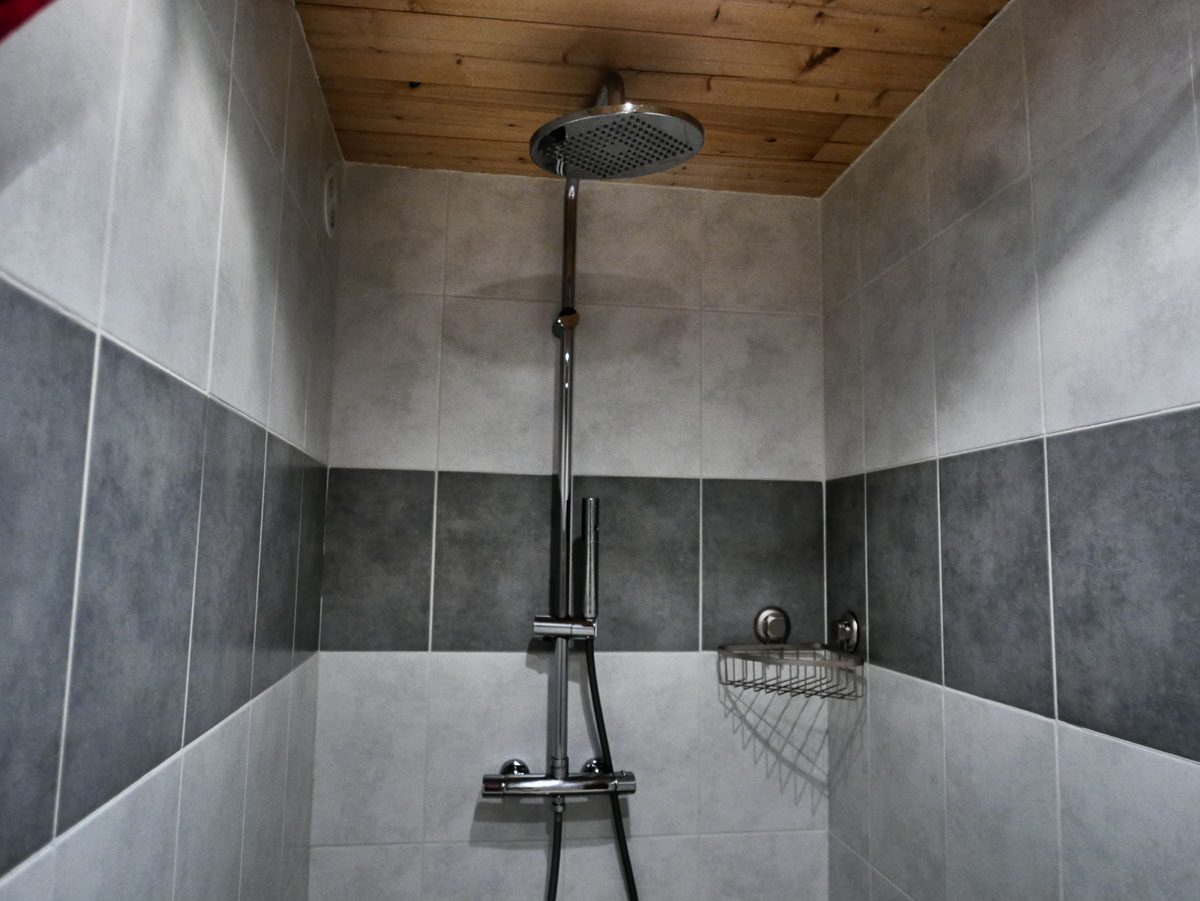 Douche à l'italienne avec pommeau pluie