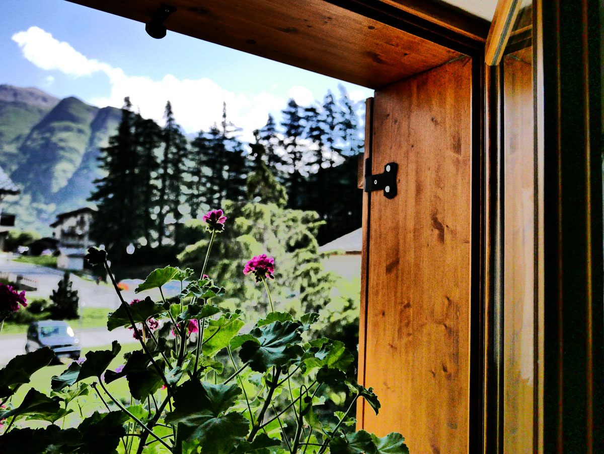 Window open onto the mountains