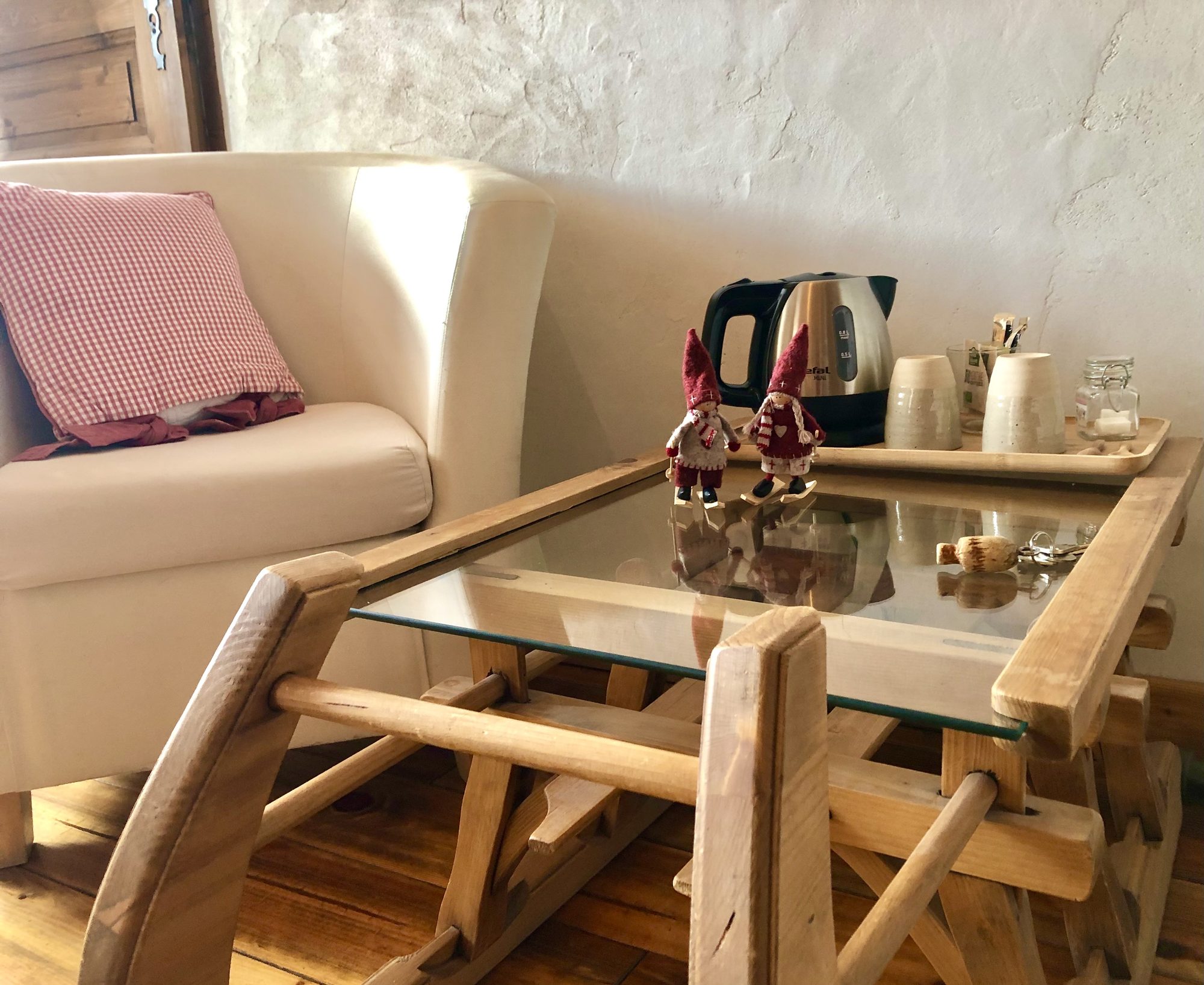 Fauteuils club et table basse de la chambre Eugénie Goldstern