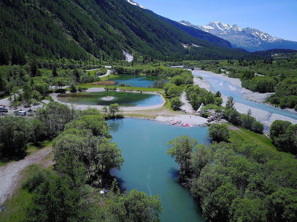 Vue aérienne du plan d'eau de Bessans et de l'Arc