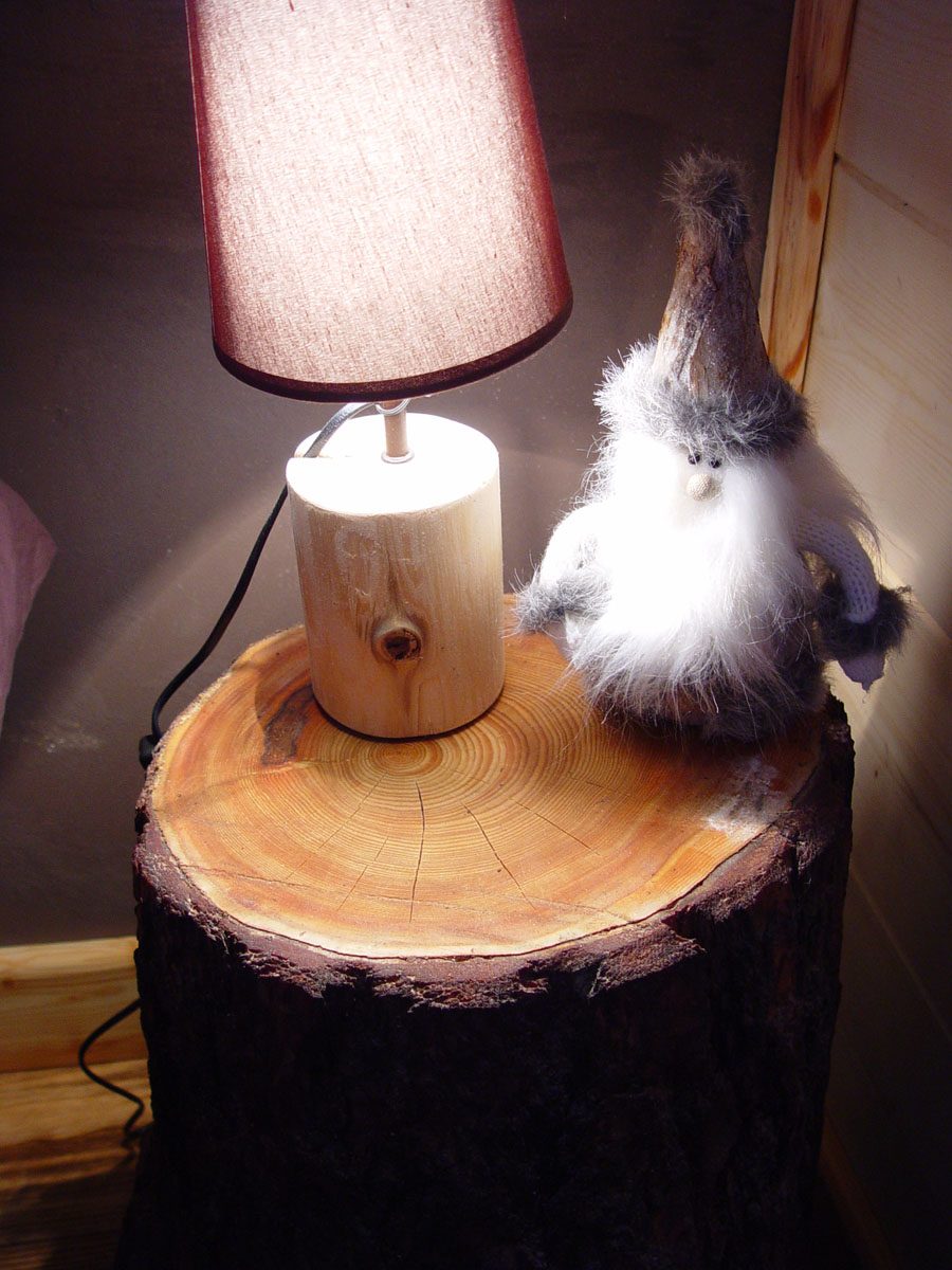 Lampe de chevet sur rondin de bois