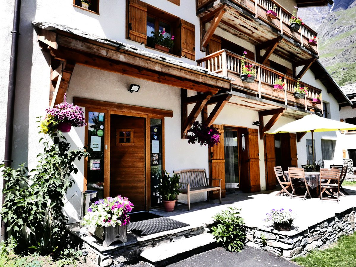 Entrée fleurie de la maison et sa terrasse