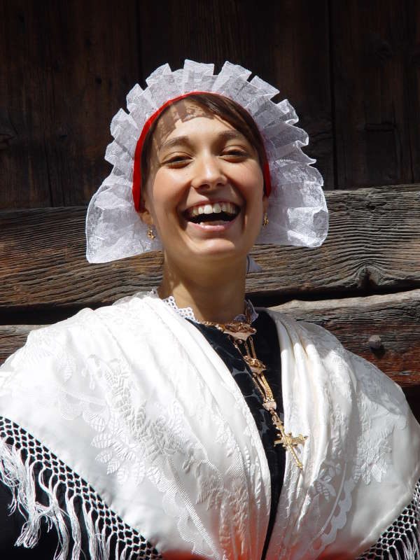 Bessanaise portant l'eskieufe, la coiffe traditionnelle
