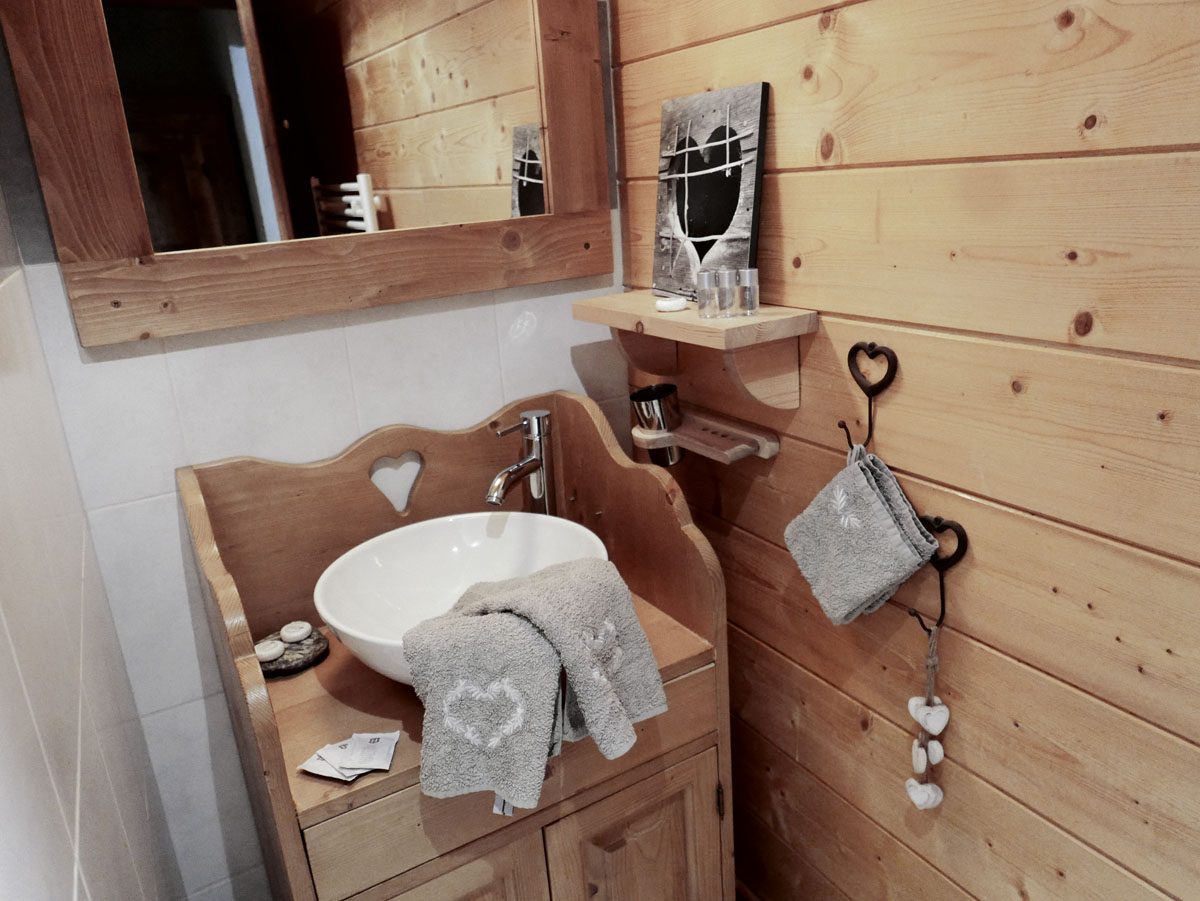 Salle de bain avec vasque sur meuble en bois