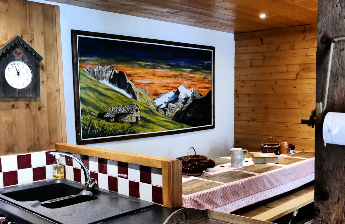 Breakfast room with a mountain painting