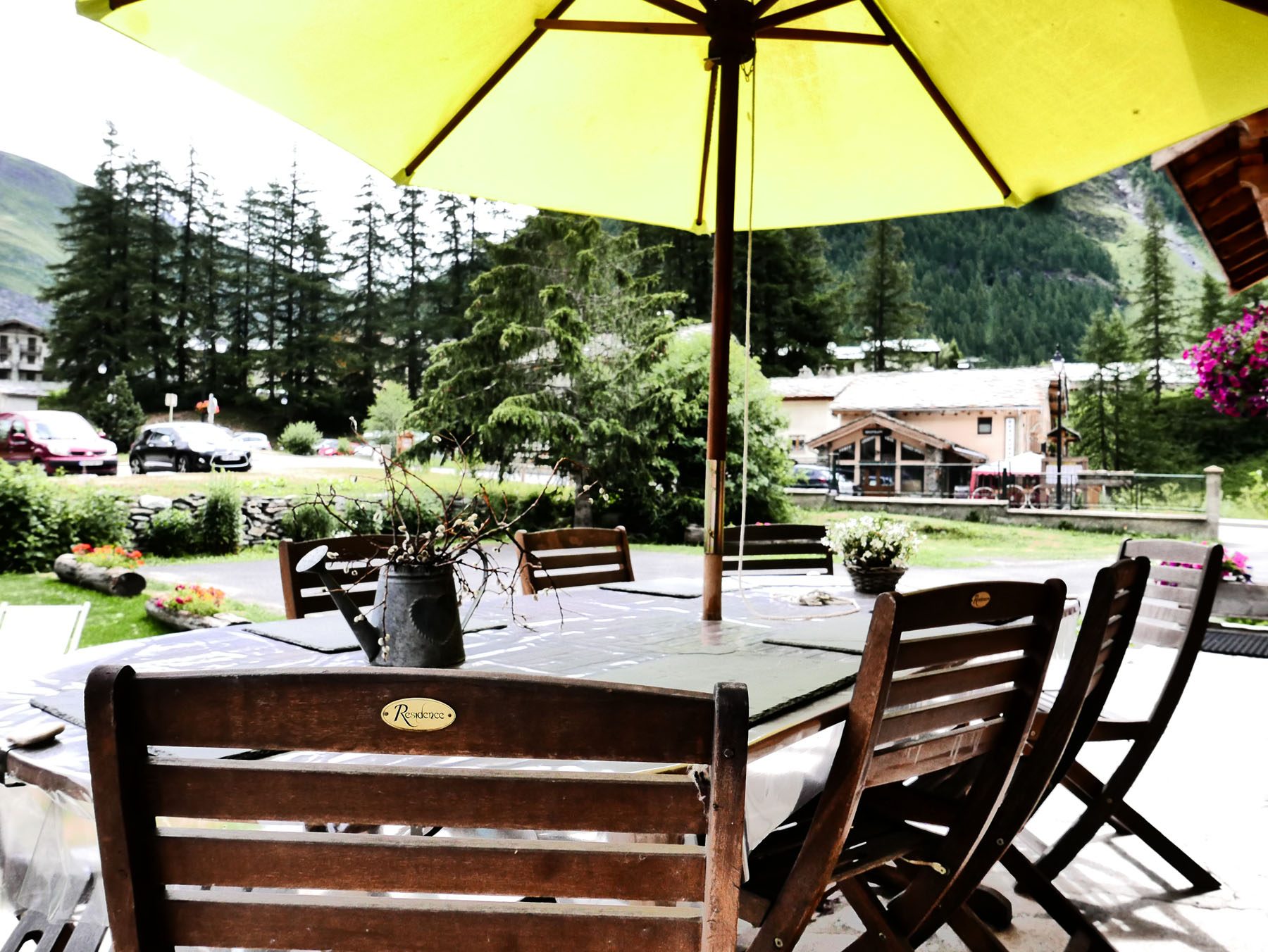 Terrasse ombragée face aux montagnes